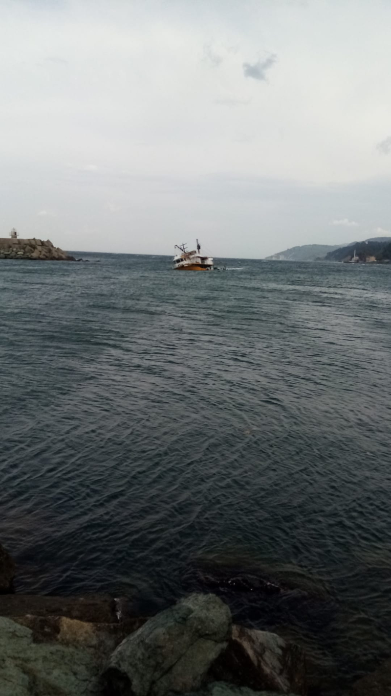 Kurtarılan balıkçı teknesi Duru 67 tersaneye götürülürken battı