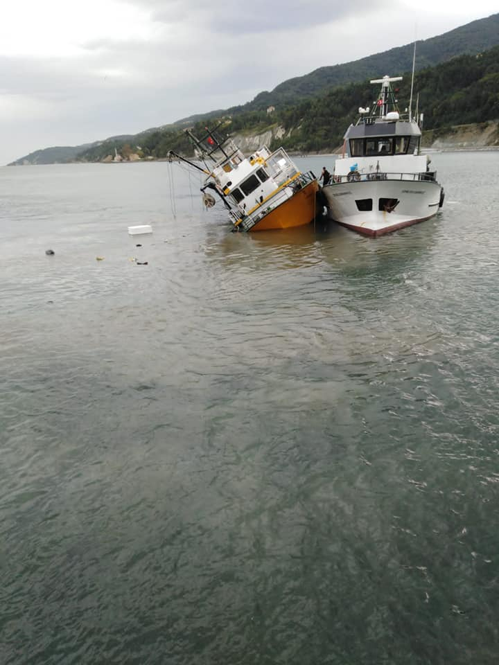 Kurtarılan balıkçı teknesi Duru 67 tersaneye götürülürken battı