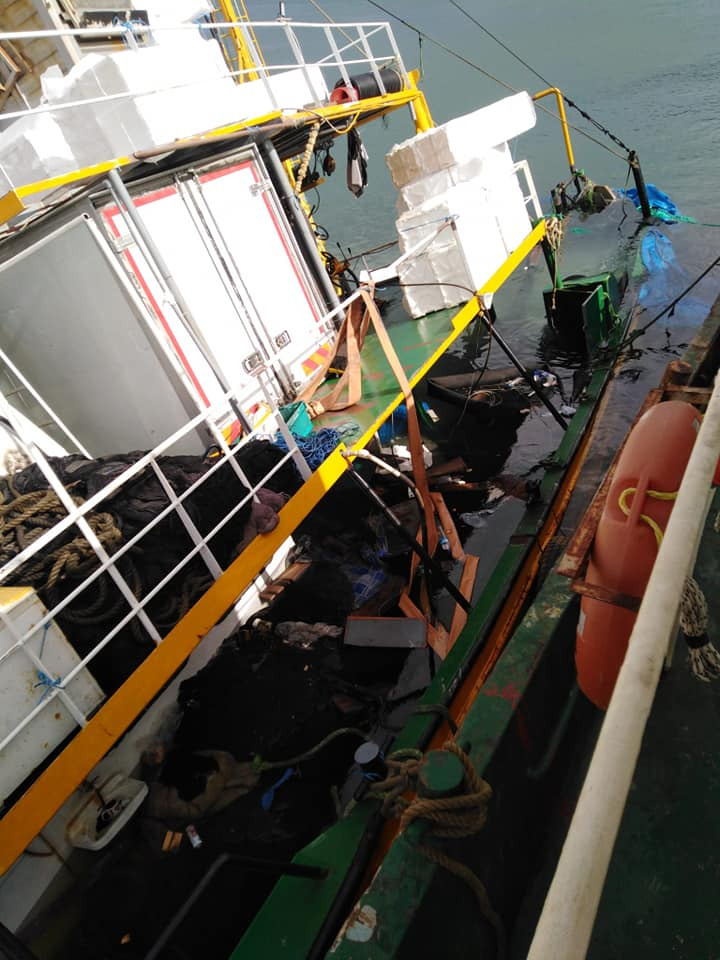 Kurtarılan balıkçı teknesi Duru 67 tersaneye götürülürken battı