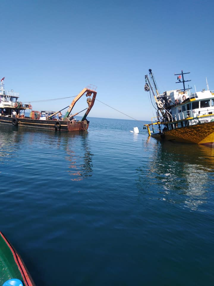 Kurtarılan balıkçı teknesi Duru 67 tersaneye götürülürken battı
