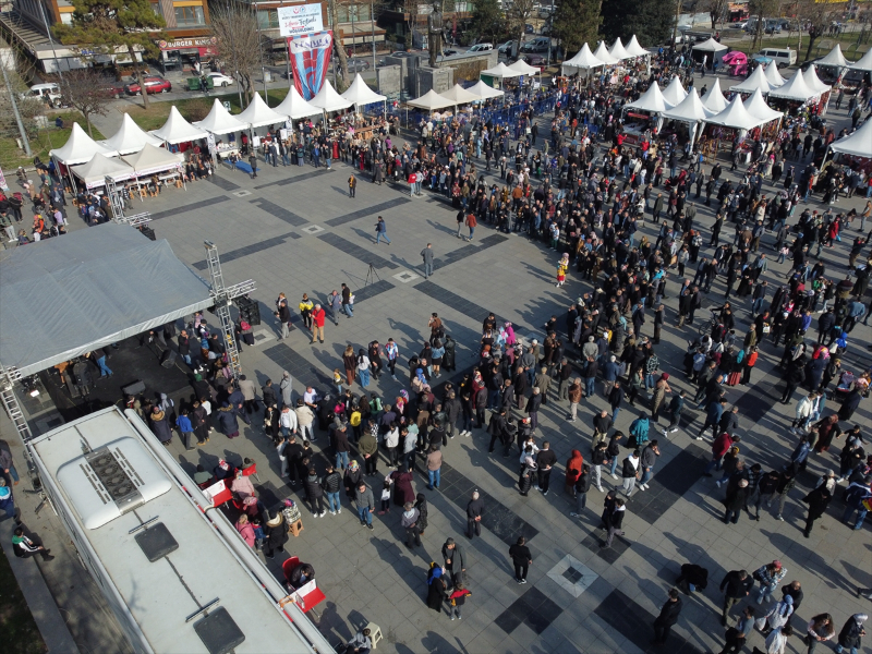 Düzce'de "Hamsiler Tavaya, Kanlar Kızılay'a" kampanyasında 4 ton hamsi dağıtıldı