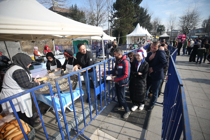 Düzce'de "Hamsiler Tavaya, Kanlar Kızılay'a" kampanyasında 4 ton hamsi dağıtıldı