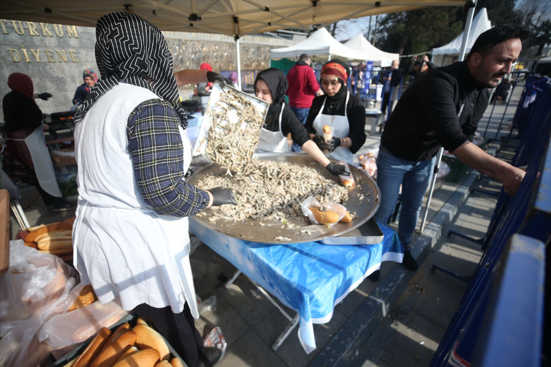 Düzce'de "Hamsiler Tavaya, Kanlar Kızılay'a" kampanyasında 4 ton hamsi dağıtıldı