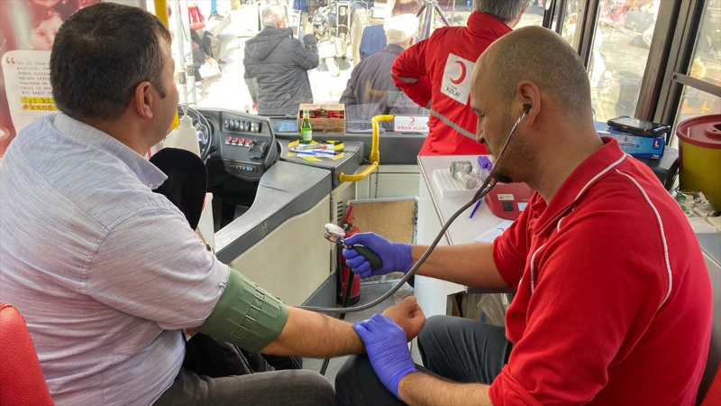 Düzce'de "Hamsiler Tavaya, Kanlar Kızılay'a" kampanyasında 4 ton hamsi dağıtıldı
