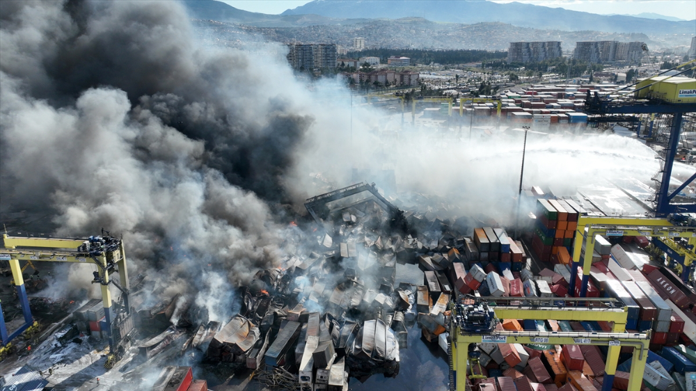 İskenderun Limanı'nda deprem sonrası çıkan yangına müdahale sürüyor