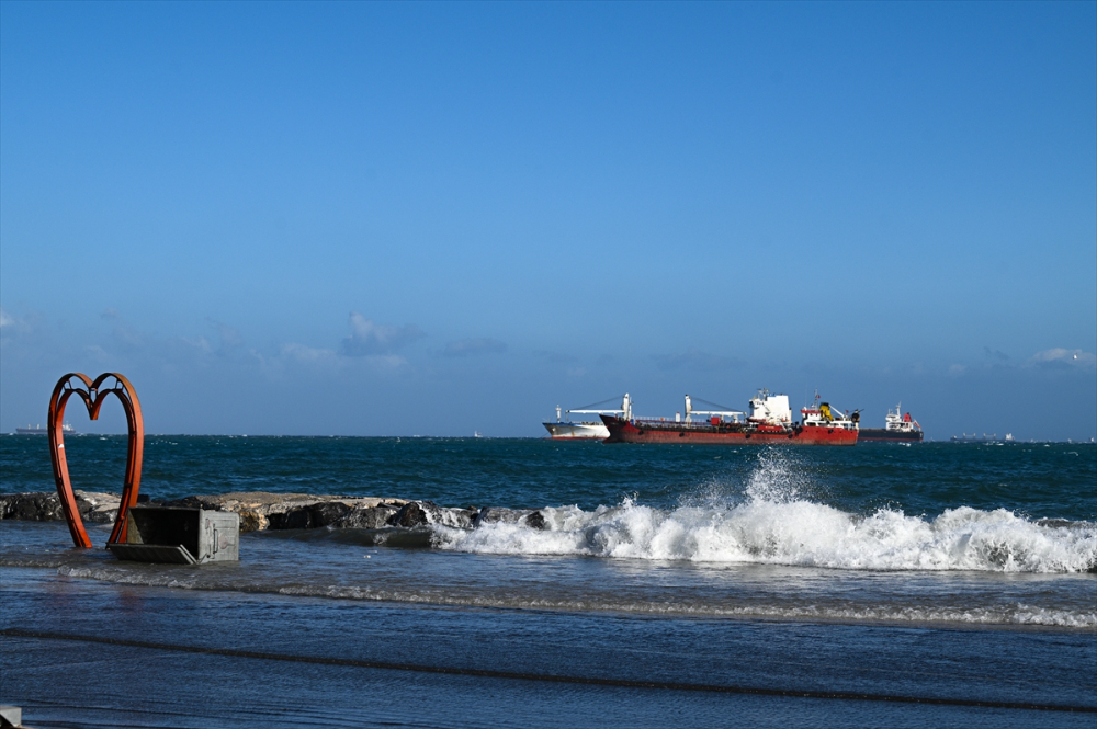 İskenderun'da lodosta yükselen deniz suyu çekilmeye başladı