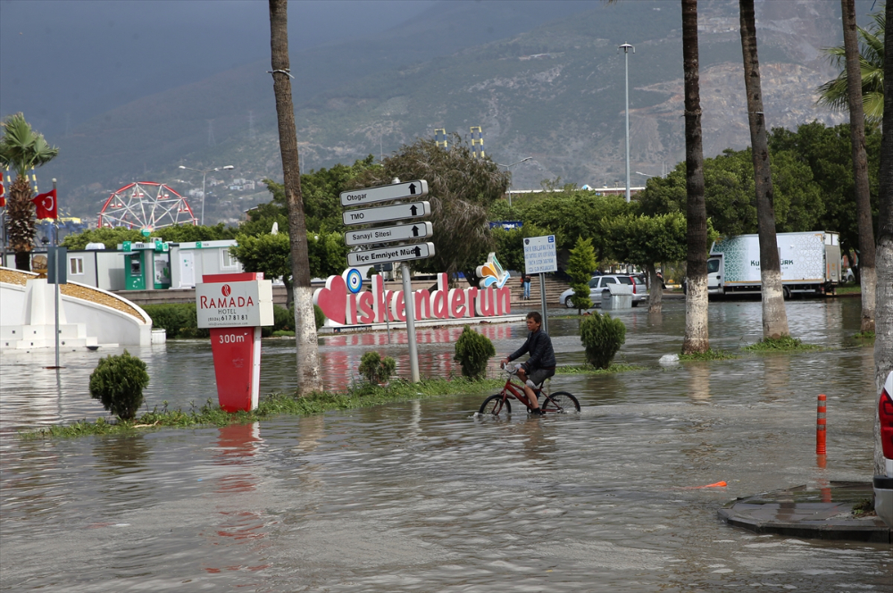 İskenderun'da lodos ve sağanak hayatı olumsuz etkiledi