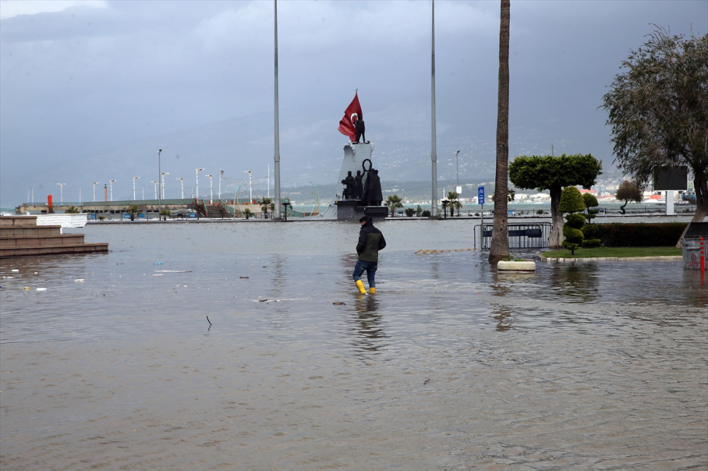 İskenderun'da lodos ve sağanak hayatı olumsuz etkiledi