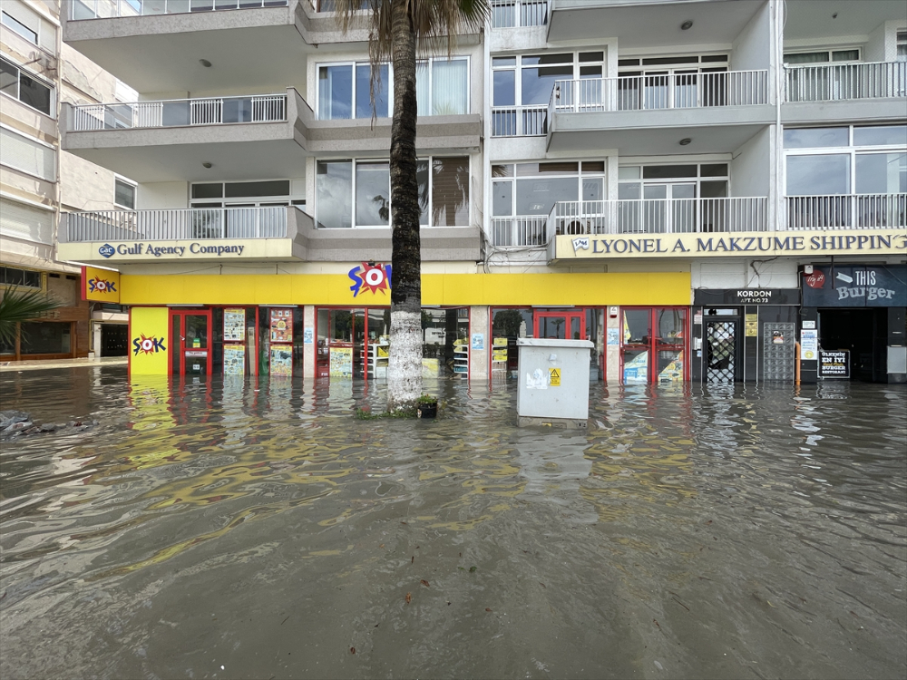 İskenderun'da lodos ve sağanak hayatı olumsuz etkiledi