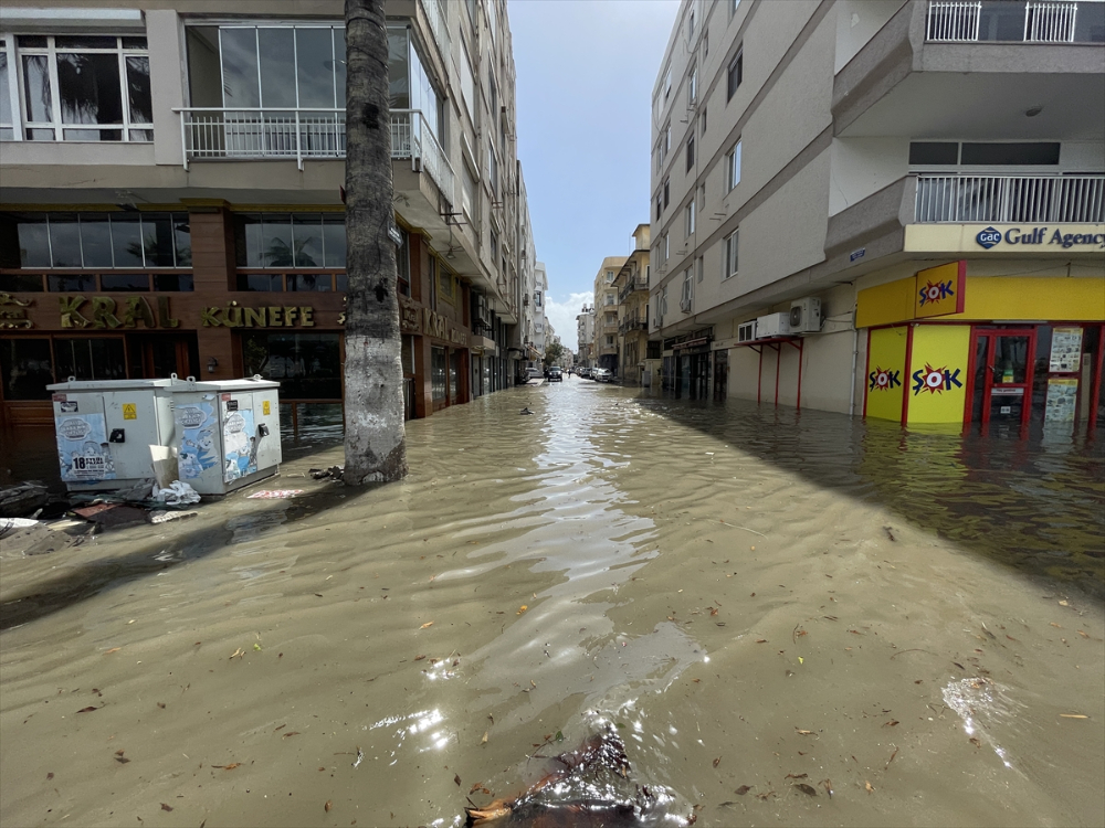İskenderun'da lodos ve sağanak hayatı olumsuz etkiledi