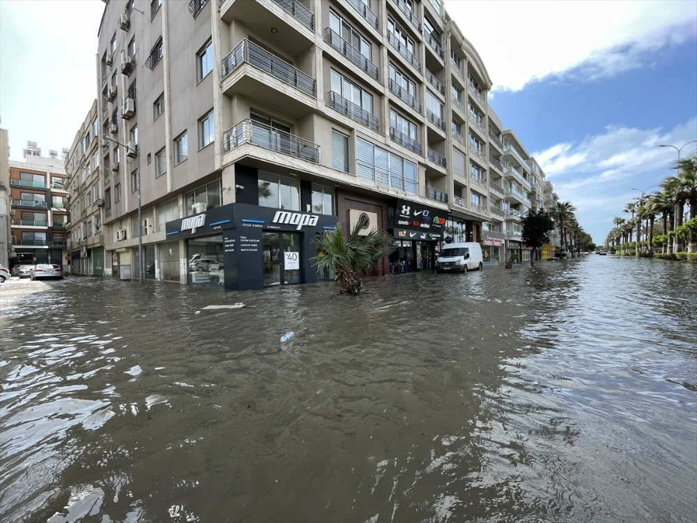 İskenderun'da lodos ve sağanak hayatı olumsuz etkiledi
