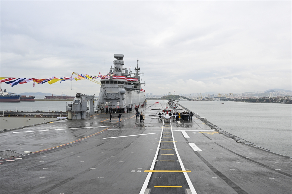 Dünyanın ilk SİHA gemisi TCG Anadolu hizmete girdi