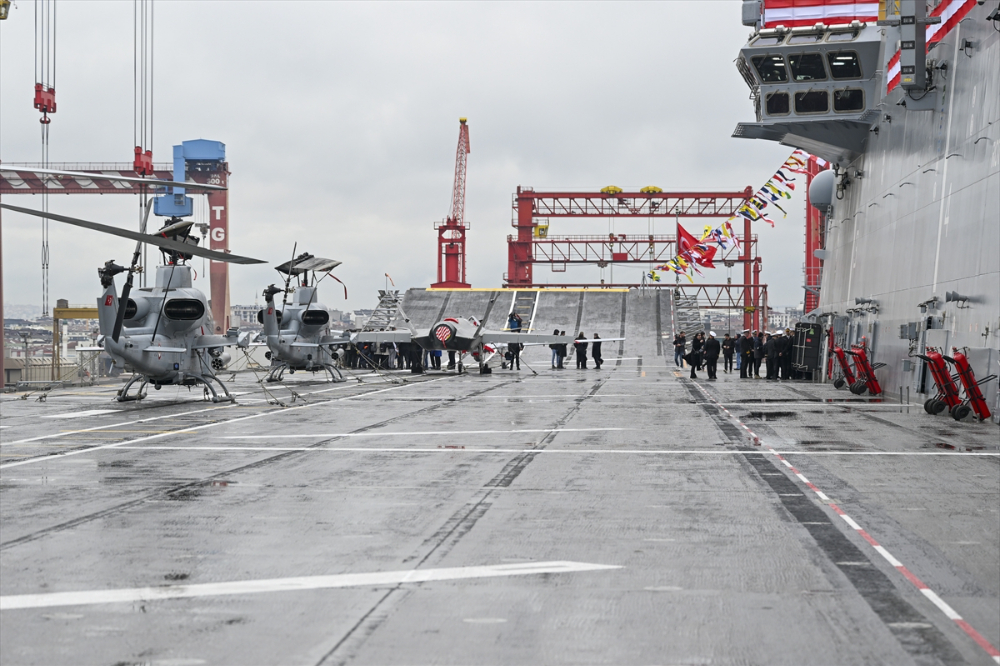 Dünyanın ilk SİHA gemisi TCG Anadolu hizmete girdi
