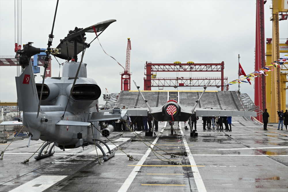 Dünyanın ilk SİHA gemisi TCG Anadolu hizmete girdi