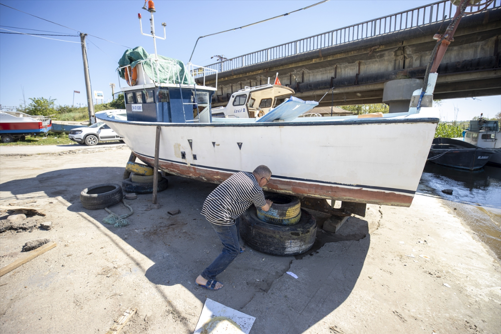 Sakarya, Zonguldak ve Kocaeli'de balıkçılar, av yasağının başlamasıyla limanlara demirledi