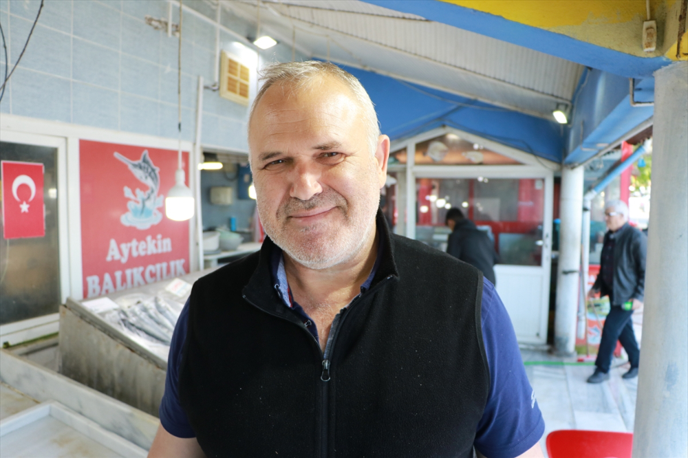 Tekirdağ'da küçük teknelerin tuttuğu balıklar tezgahları süslüyor