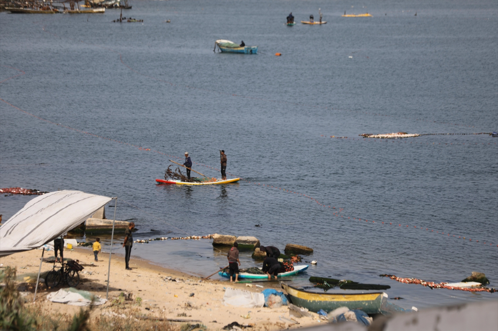 Filistinli balıkçılar, ölümü göze alarak avlanmaya devam ediyor