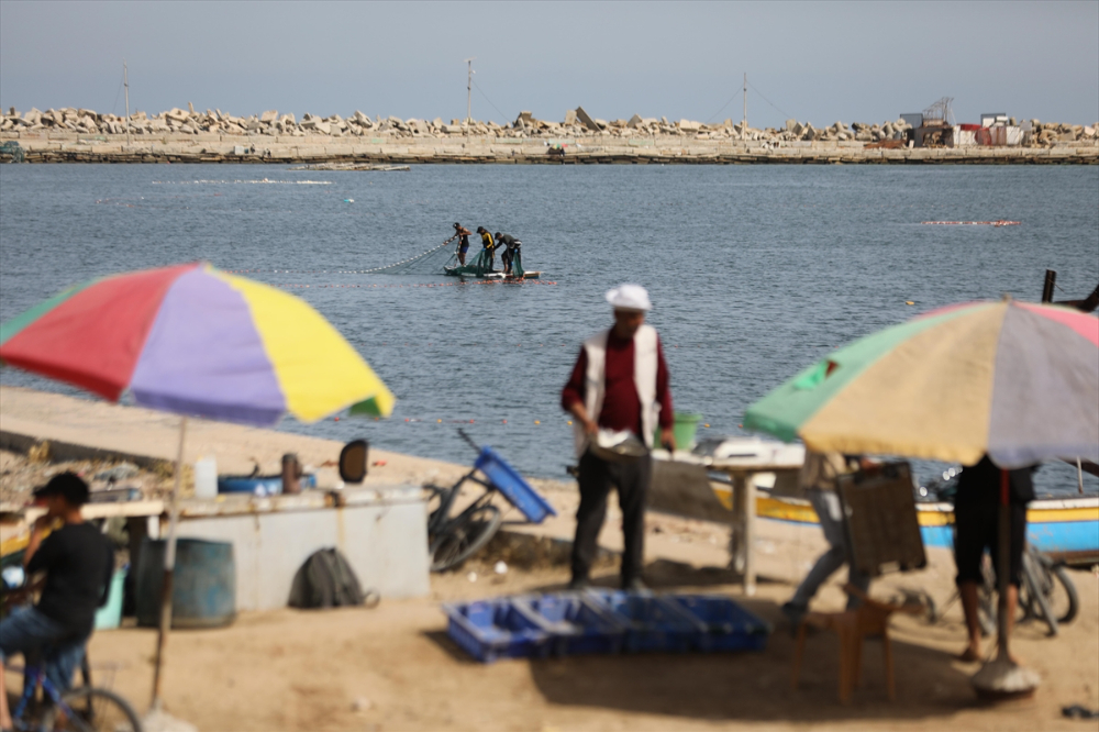 Filistinli balıkçılar, ölümü göze alarak avlanmaya devam ediyor