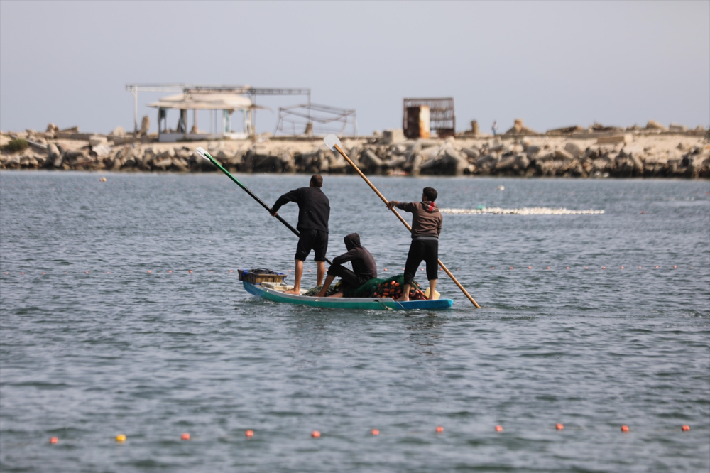 Filistinli balıkçılar, ölümü göze alarak avlanmaya devam ediyor