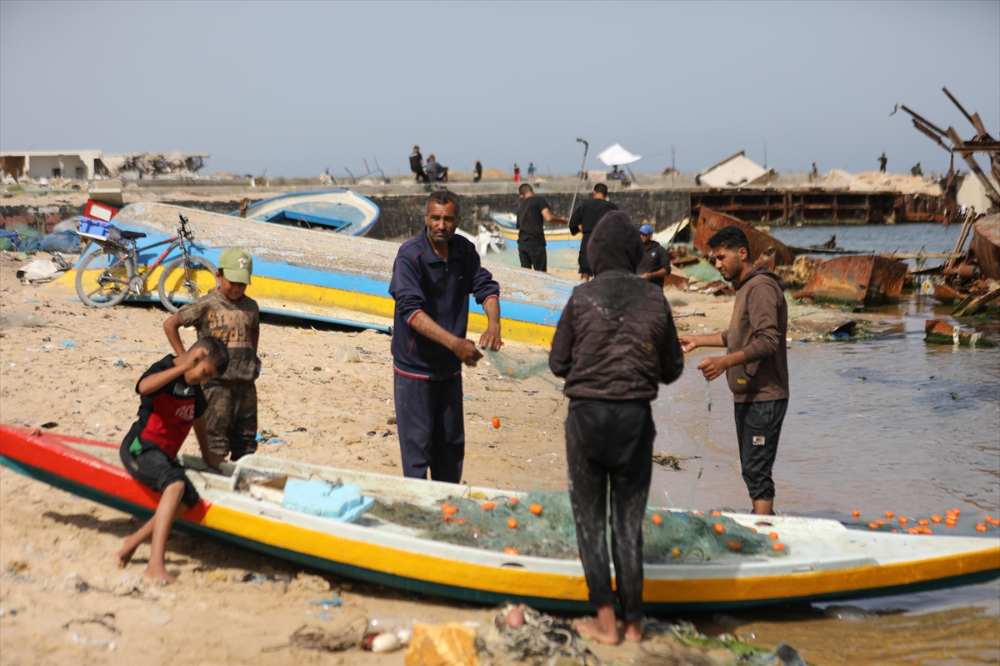 Filistinli balıkçılar, ölümü göze alarak avlanmaya devam ediyor
