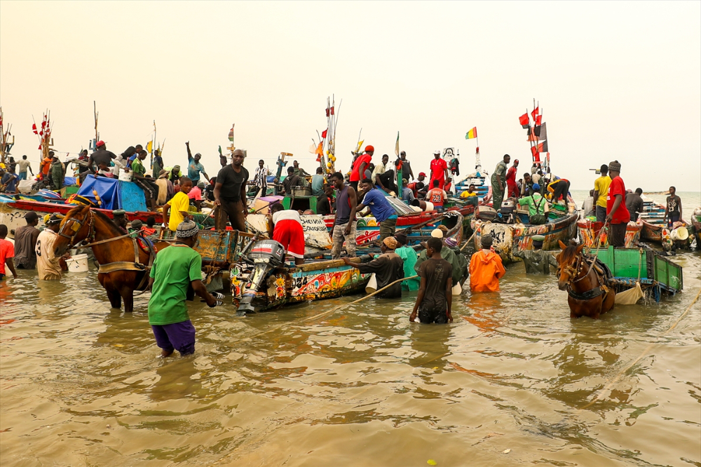 Atlantik Okyanusu kıyısındaki balıkçıların av mesaisi