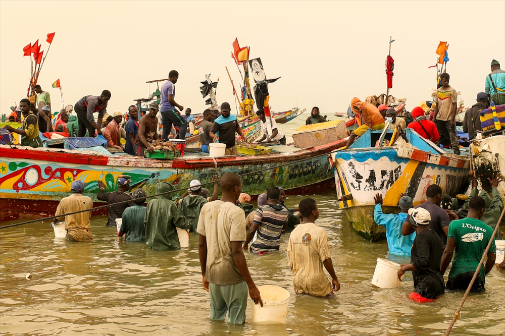 Atlantik Okyanusu kıyısındaki balıkçıların av mesaisi
