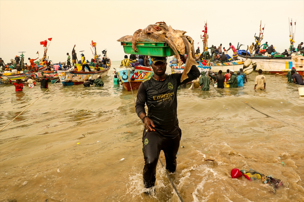 Atlantik Okyanusu kıyısındaki balıkçıların av mesaisi