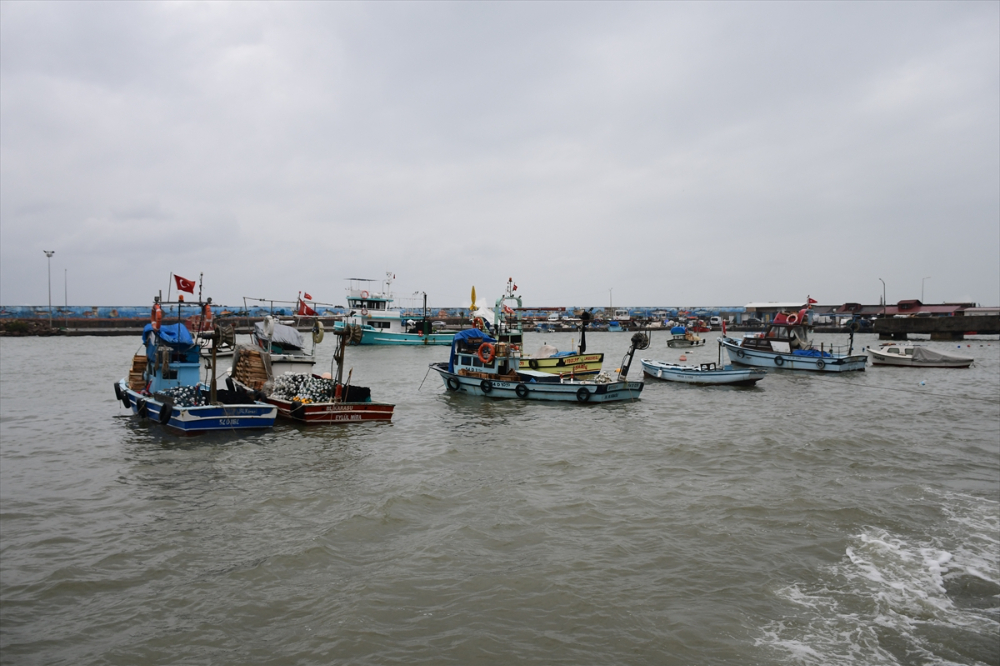 Akçakoca'da balıkçılar olumsuz hava koşulları nedeniyle denize açılamadı