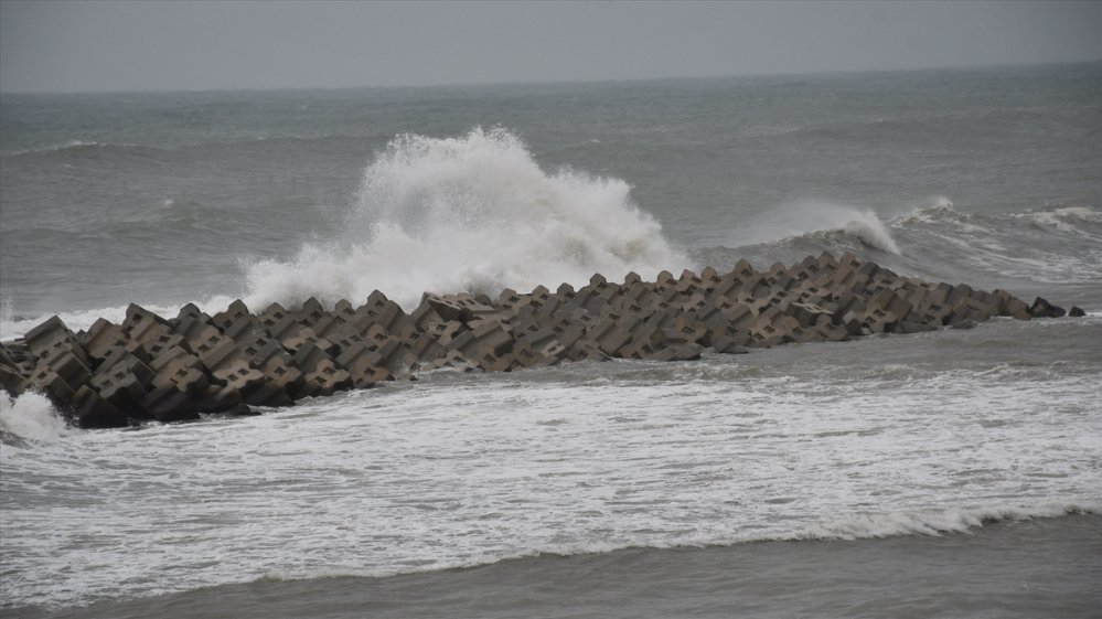 Akçakoca'da balıkçılar olumsuz hava koşulları nedeniyle denize açılamadı