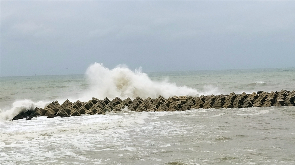 Akçakoca'da balıkçılar olumsuz hava koşulları nedeniyle denize açılamadı