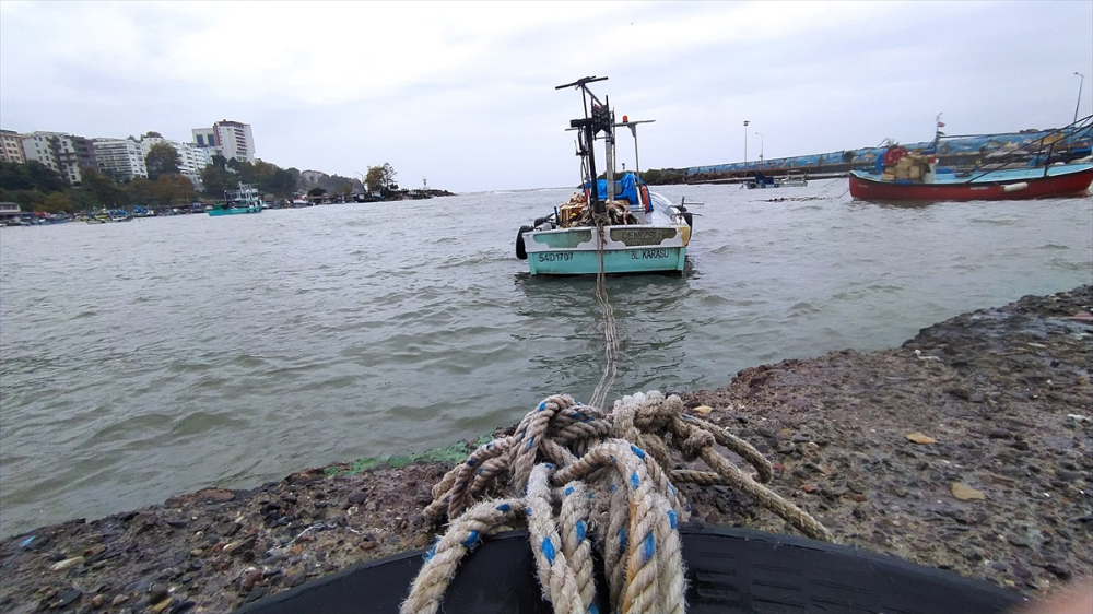 Akçakoca'da balıkçılar olumsuz hava koşulları nedeniyle denize açılamadı