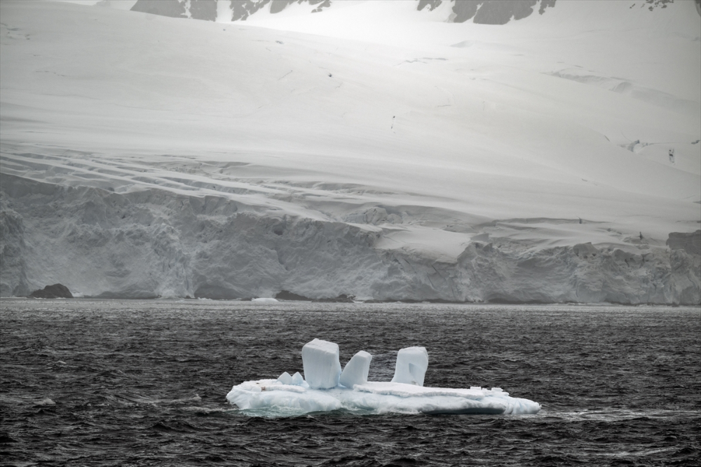 Antarktika Erimeye Devam Ediyor