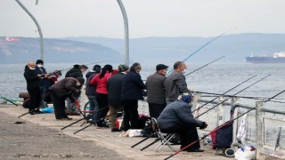 Kısıtlama sonrası iskele, balık tutanlarla doldu