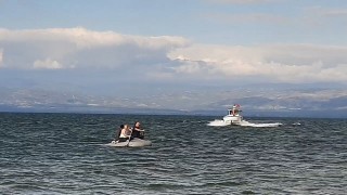 Devrilen bottan göle düşen 3 amatör balıkçı yüzerek karaya ulaştı