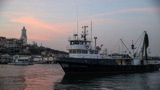 Karadeniz'de balıkçılar gün batımında av yasağının başlamasıyla limana döndü
