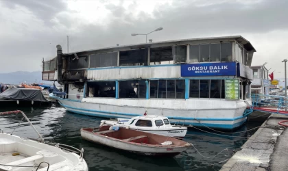 Kocaeli'de restoran olarak hizmet veren tekne yangında zarar gördü