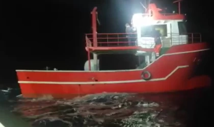 Çanakkale açıklarında balıkçı teknesinde 122 düzensiz göçmen yakalandı