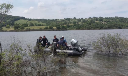 Çanakkale'de balık avlamak için gölete açılan 3 kişinin içinde bulunduğu tekne battı