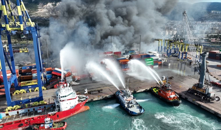 İskenderun Limanı'nda deprem sonrası çıkan yangına müdahale sürüyor
