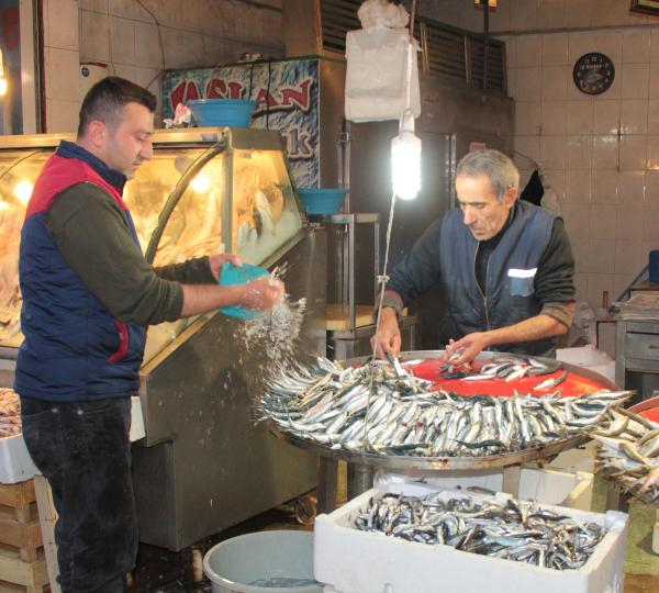 İzmir'de, kısıtlamada açık olan balıkçılara ilgi