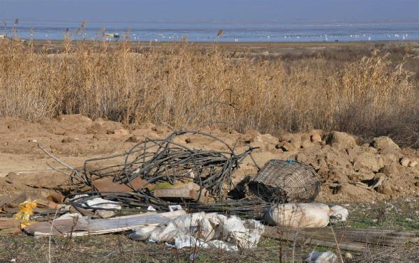 Marmara Gölü'ne hafriyat ve moloz döktüler