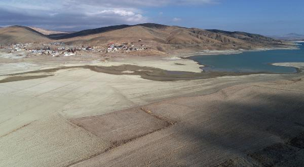 Baraj suyu 1 kilometre çekildi