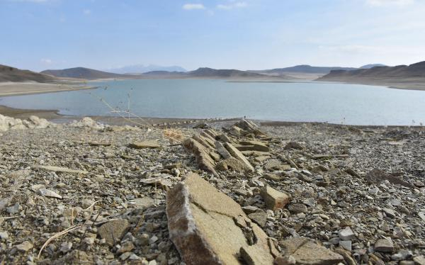 Baraj suyu 1 kilometre çekildi