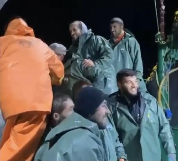 Balıkçıların ağına dev 'ay balığı' takıldı