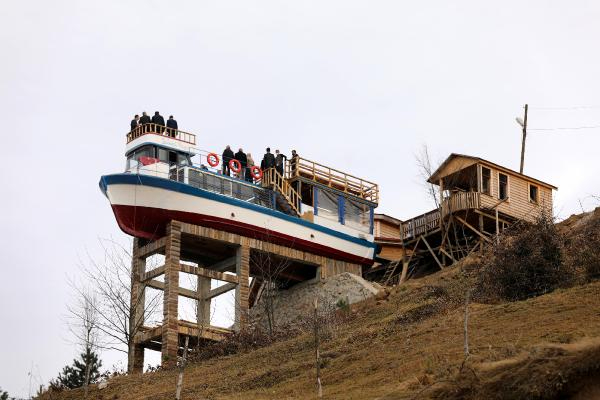 Dağın Tepesindeki Teknenin "Rüzgarı"