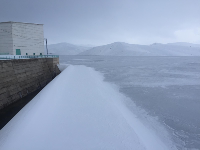 Yüksekova'da baraj gölü dondu