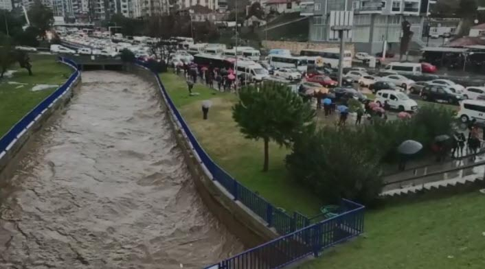 İzmir'i sağanak vurdu
