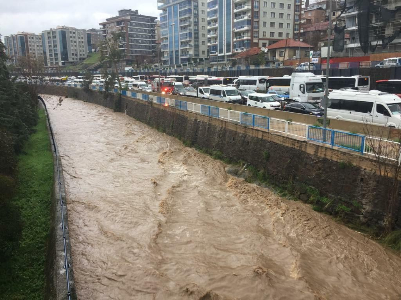 İzmir'i sağanak vurdu
