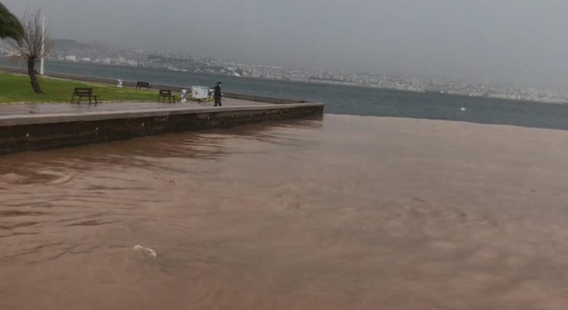 İzmir'i sağanak vurdu