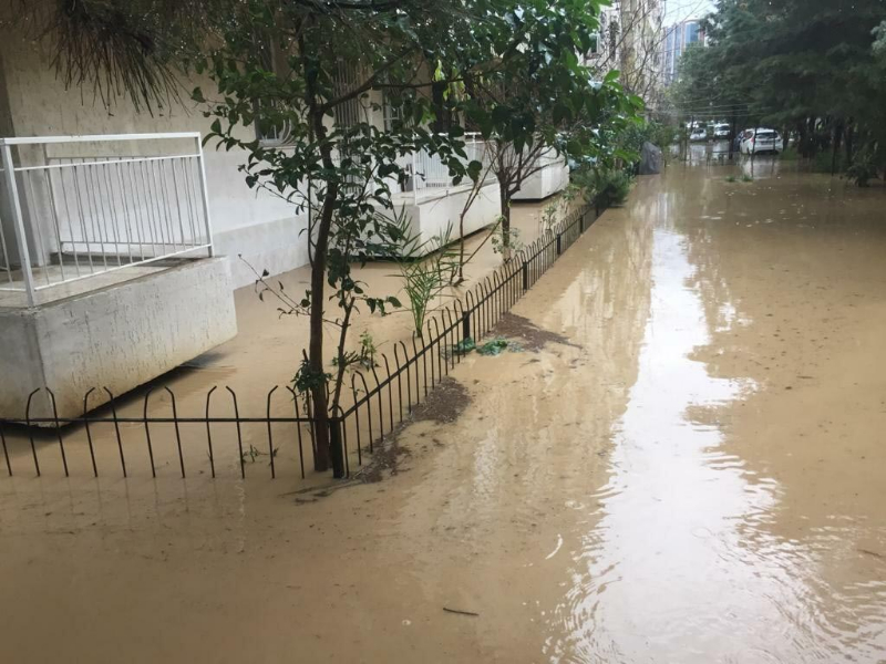 İzmir'i sağanak vurdu